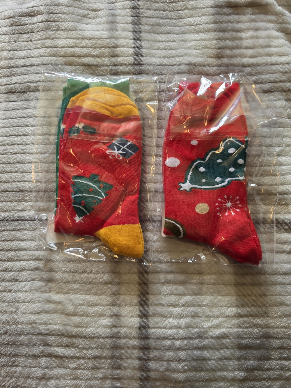 Holiday Christmas Socks Red & Green NWT - Picture 2 of 2